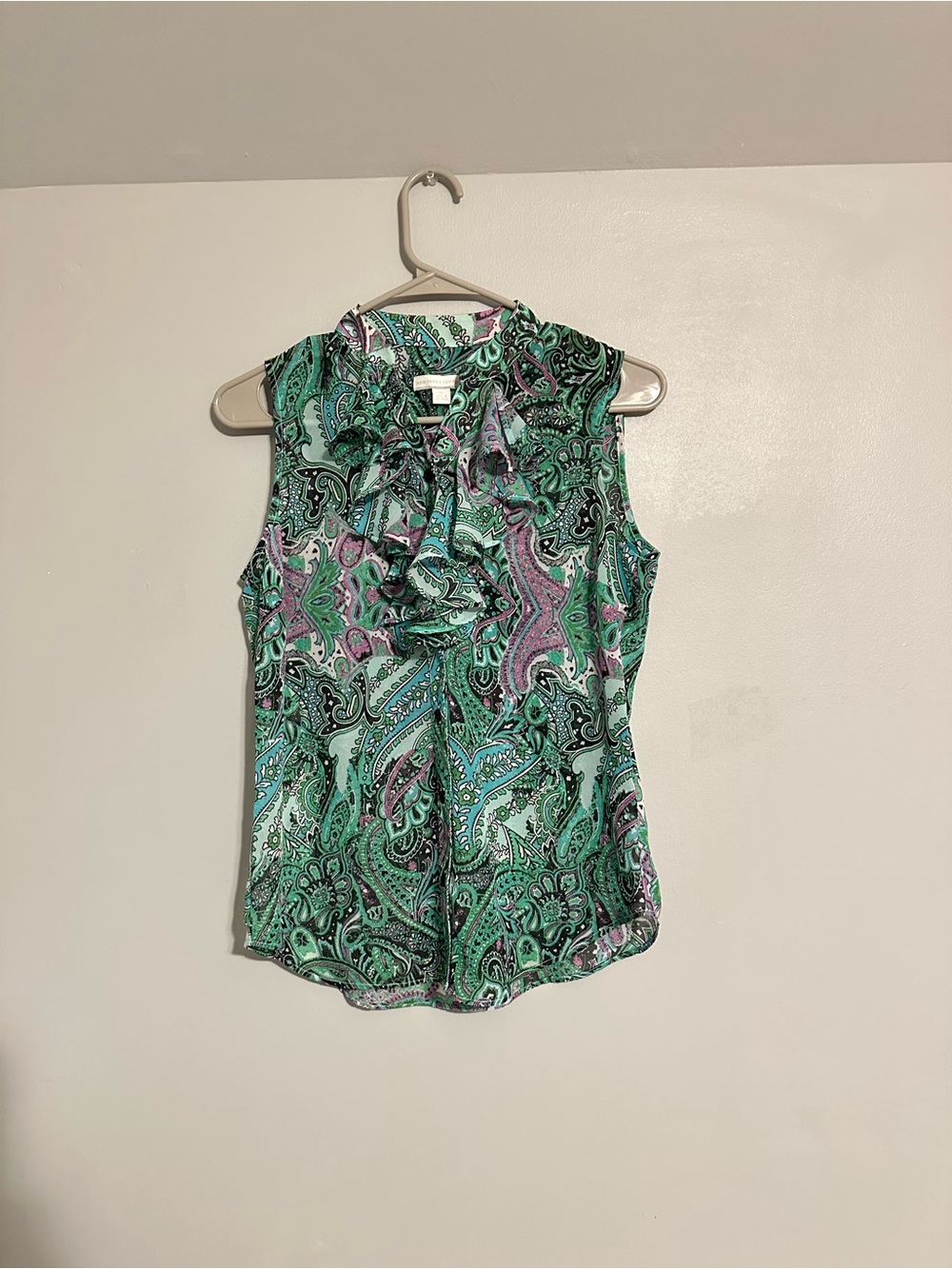 New York & Company Women's Sleeveless Ruffle Neck Green Paisley Print Blouse XS